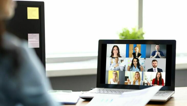 Bilde av person som sitter foran laptop i et digitalt møte med ni personer. 